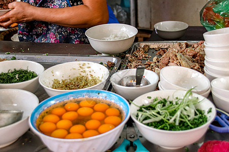 销售传统越南面条或光粉的街头食品摊汤面旅行美食家地方文化异国职业小贩企业美食图片