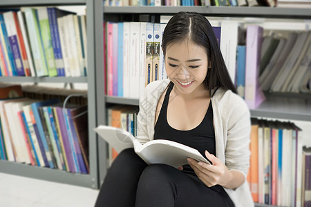 年轻漂亮的亚洲学生在图书馆里读书 教育学习女性青少年女士学校女孩图书大学阅读图片