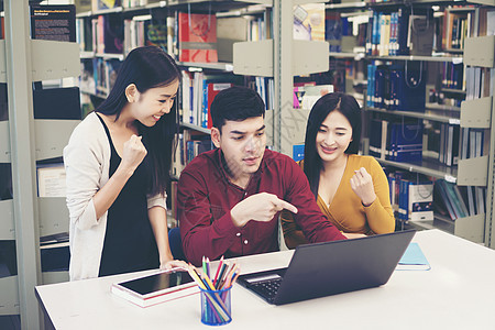 在校里使用笔记本电脑学习的大学生群体人数互联网友谊技术家庭作业研究微笑图书馆项目女士同事图片