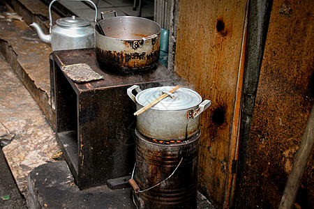 在越南河内老区(法国区)的街头烹饪图片
