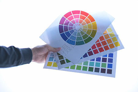 拿着颜色试卷桌的商务人士手 白背打印墨水测试质量职场屏幕生产创造力光谱调色板图片