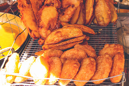 街头小贩越南的木薯和玉米煎饼 越南南部流行的街头食物 食品文化炙烤收入油炸旅行美食职业美食家来源油条背景