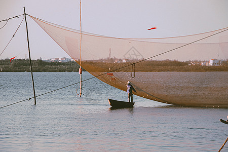 设置固定式升降网或起降网的渔民图片