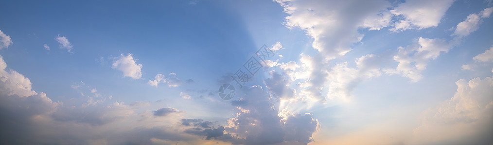 白天的天空和云朵是美丽的天文学活力航空海洋射线坡度天蓝色卷云预测天气图片