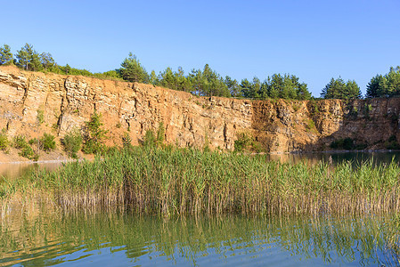 在Jaworzno的Grodek公园的一个旧采石场旅行假期砂岩环境悬崖娱乐森林树木池塘旅游图片