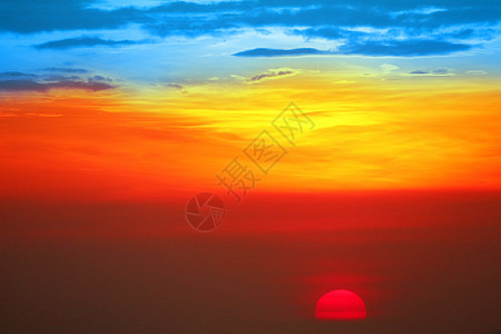 蓝橙黄色的红双月光 日落时天在云上图片