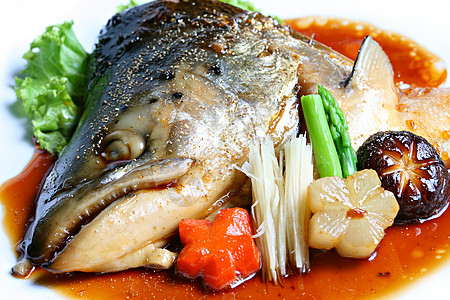 用糖酱和蔬菜蒸发的鲑鱼头(沙蒙卡布托尼)图片