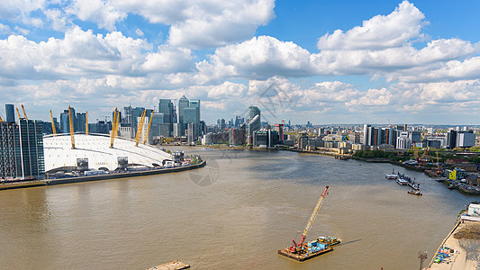 伦敦东部泰晤士河空中观察城市银行天线蓝色体育场建筑圆顶港区商业码头图片