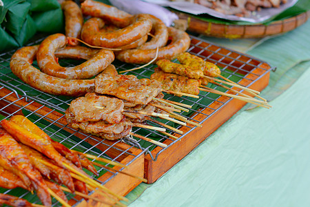 泰国街头食粮 绿香蕉假时用竹棍和竹棒喂猪肉图片