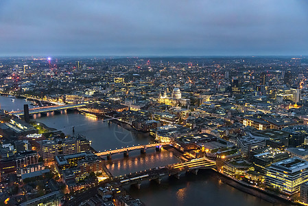 黄昏时在伦敦的泰晤士河空中观察旅行天线街道蓝色摩天大楼景观市中心建筑学天空全景图片