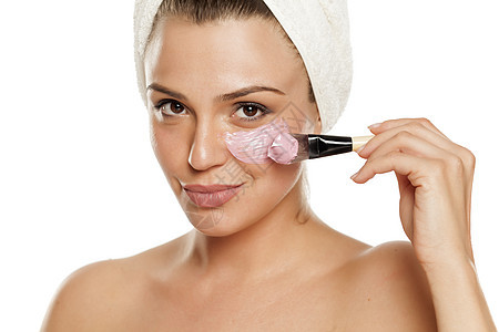 妇女脸上戴面罩 头部有毛巾女性肤色浴室护理健康化妆品治疗奶油女孩皮肤图片