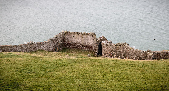 海面前的旧石墙图片