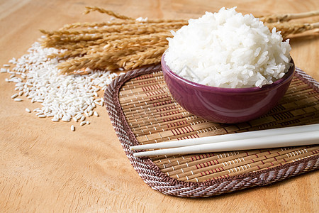 碗中煮饭 生稻谷和木制桌底干米厂稻田文化米饭厨房收成麦穗美食谷物餐厅种子图片