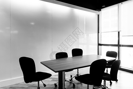 黑白两色的音调 在会议室里坐着桌椅训练屏幕桌子白色报告推介会椅子房间建筑座位图片
