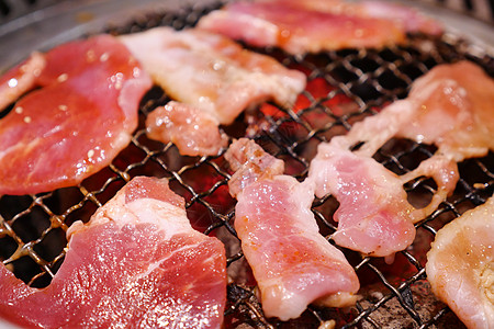 热煤烧猪肉 这种食物是韩国或日本的BBQ风格烹饪美食铺张炙烤奶牛激素牛肉餐厅焙烧炉烧伤图片