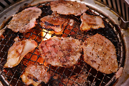 热煤烧猪肉 这种食物是韩国或日本的BBQ风格炙烤烧伤牛肉焙烧炉美食肋骨激素餐厅奶牛浪费图片