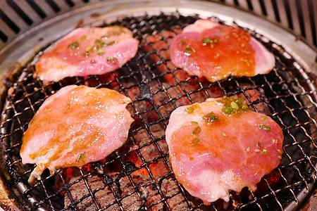 热煤烧猪肉 这种食物是韩国或日本的BBQ风格餐厅奶牛午餐肋骨铺张烹饪激素烧伤浪费美食图片