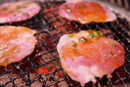 热煤烧猪肉 这种食物是韩国或日本的BBQ风格美食肋骨激素烧伤午餐浪费炙烤烹饪餐厅奶牛图片