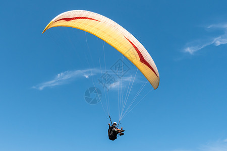滑翔机在蓝天飞行娱乐男人乐趣速度段落白色翅膀蓝色闲暇旅行图片