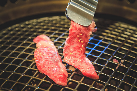 烤肉牛肉片 日本菜 雅基尼库炙烤木炭猪肉烧伤焙烧炉美食餐厅牛扒牛肉食物背景图片