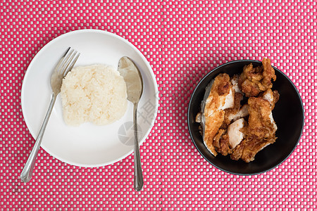 炸鸡的顶端景色 饭盘上有粘糊糊米 泰国当地食品图片