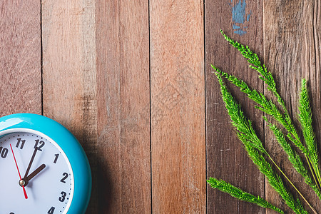木桌背景上带有绿色水稻的时钟的顶部视图  tex 的可用空间图片