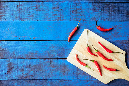 蓝色木桌背景上的托盘上红色热辣辣椒的顶端视图 文本空闲空间香料桌子胡椒味道美食调味品食物蔬菜活力烹饪图片