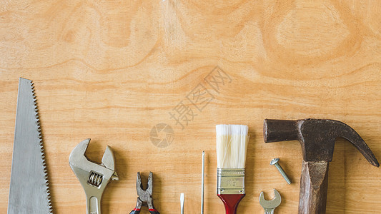 木制表格背景的一套不同的工作工具建造工艺构造技术维修机械棘轮工业扳手仪器图片