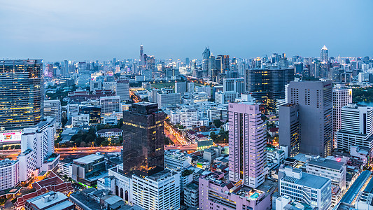 商业区 泰国曼谷 夜间建筑大楼高摩天大楼天空天线城市旅游建筑学旅行交通通勤者酒店图片