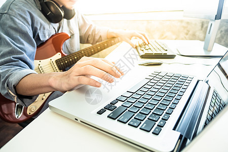 专业音乐家在家里的数字工作室录制电吉他 音乐制作技术概念学习桌子键盘自由职业者男人居住工程师仪器旋律歌曲图片