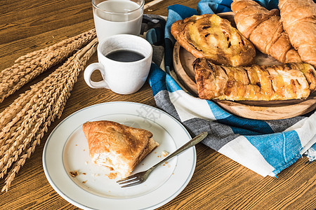 用木制餐桌背景的咖啡和牛奶将糕点包装成一系列图片