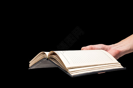 男性手拿着一张黑背景的空白笔记本教科书电子表格文学手指文档日记阅读笔记图片