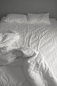 肮脏的白床单和枕头 黑色和白色音调亚麻棉布毯子酒店织物用品丝绸纺织品寝具卧室图片