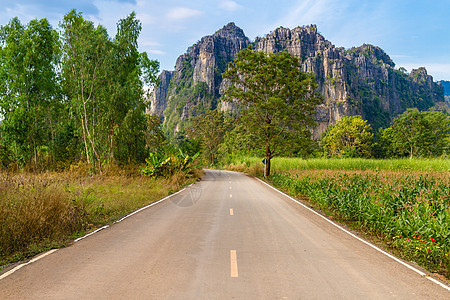 充满道路 山地和蓝天空的美丽景观 旅行概念国家乡村草地晴天顶峰爬坡边缘蓝色场景绿色图片