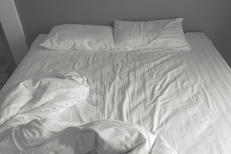 肮脏的白床单和枕头 黑色和白色音调织物卧室正方形酒店丝绸纺织品用品亚麻寝具毯子图片