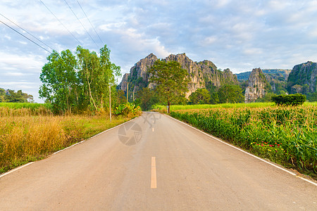 充满道路 山地和蓝天空的美丽景观 旅行概念风景运输绿色蓝色场景爬坡顶峰国家边缘草地图片