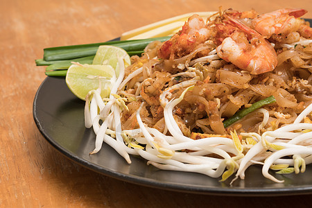 紧贴的帕德泰盘子 泰国面条和炸虾和蔬菜 泰国国餐Thai Food胡椒食物花生海鲜午餐烹饪餐厅豆芽柠檬油炸图片