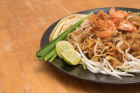 紧贴的帕德泰盘子 泰国面条和炸虾和蔬菜 泰国国餐Thai Food柠檬食物海鲜花生午餐豆芽美食烹饪油炸胡椒图片