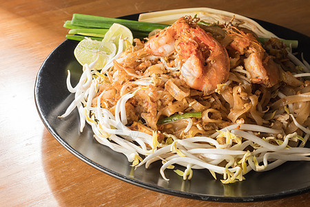 特写 Padthai 的盘子 泰式面条配炸虾和蔬菜 泰国菜 泰国的民族菜肴海鲜烹饪柠檬食物豆芽午餐面条餐厅油炸美食图片