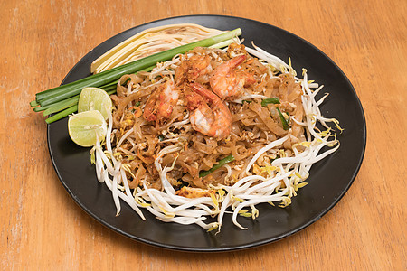 特写 Padthai 的盘子 泰式面条配炸虾和蔬菜 泰国菜 泰国的民族菜肴豆芽柠檬胡椒花生午餐海鲜餐厅油炸烹饪面条图片