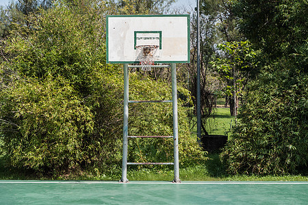 公园篮球场的后板图片
