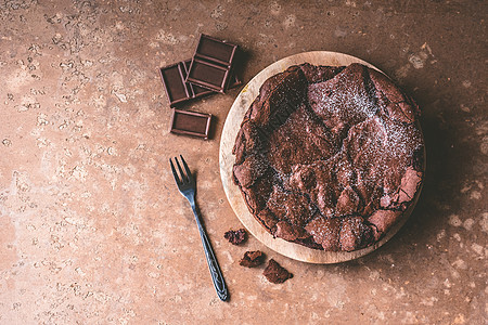巧克力蛋糕的顶端景色 在木质餐具和叉子上桌子巧克力糕点营养食物托盘棕色甜点午餐面包图片