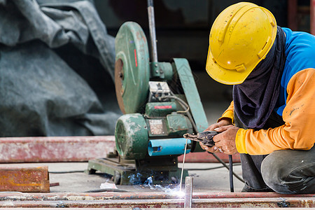钢铁工人焊接 研磨 切割金属工业技术车轮火花焊机力量制造劳动闪光工作生产图片