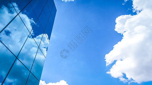 云彩反映在现代办公室的许多镜面上天空办公楼城市结构建筑外观蓝色形状角度全球图片