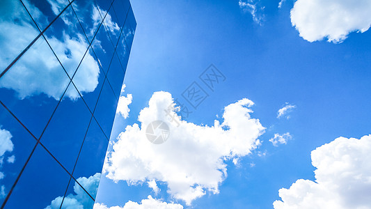 云彩反映在现代办公室的许多镜面上蓝色办公楼窗户城市镜子商业角度全球天空正方形图片