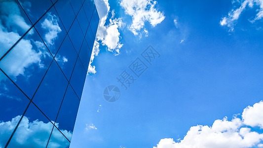 云彩反映在现代办公室的许多镜面上全球场景办公楼镜子窗户几何建筑形状商业外观图片