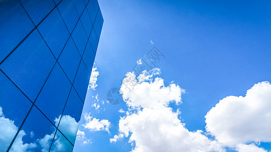 云彩反映在现代办公室的许多镜面上建筑办公楼业务正方形外观蓝色窗户商业城市拍摄图片