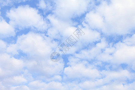 天空天空蓝色蓬松的云白色柔软的天空云背景cloudscape天空清晰的云晴天天际日光气氛云景阳光太阳天气柔软度风景图片