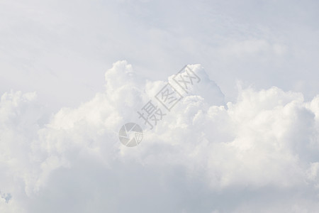 白色天空柔软的白色天空清晰美丽的白色天空蓬松的云空气框架自由天堂气氛旅行季节阳光蓝色场景图片