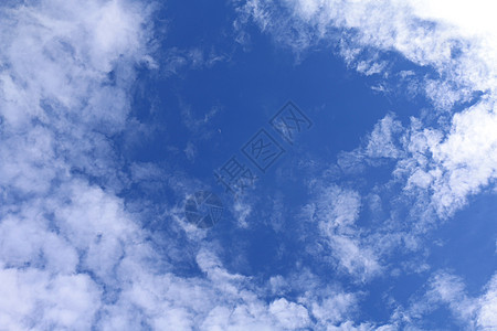 天空上美丽的蓝月和小月亮 云彩为背景 夏日明亮照明臭氧蓝色季节气候活力天堂云景日光气象太阳图片